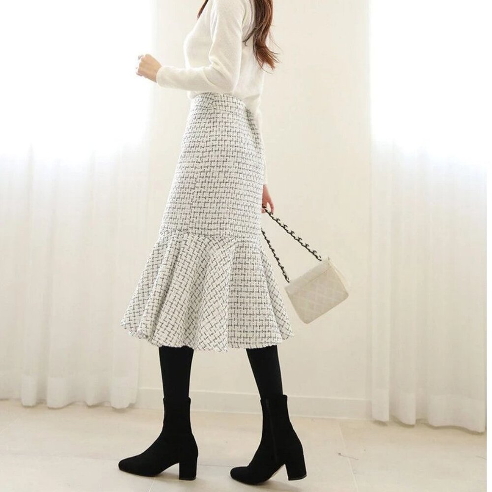 Effortlessly Polished Tweed Mermaid Skirt – Black & White Pattern, Size M